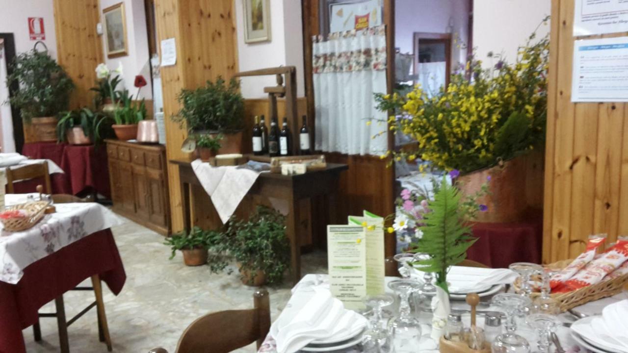 Albergo Ristorante Centro Vico Canavese Exterior photo